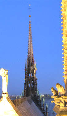 Cathédrale Notre Dame de Paris et la flèche de Viollet le duc, achevée en 1859.